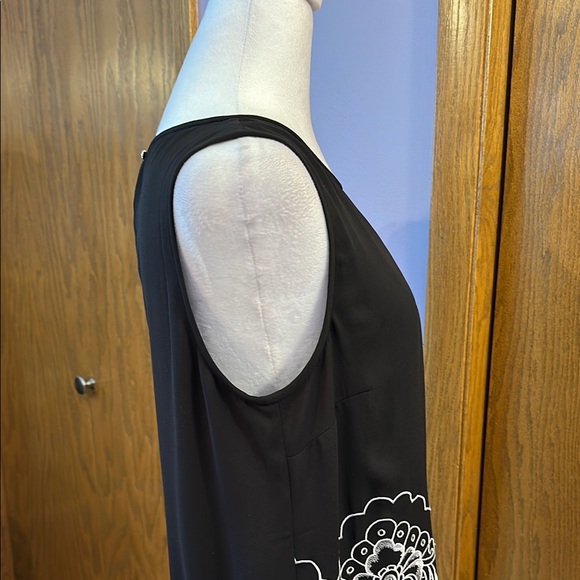 White House Black Market Elegant Black and White Sleeveless Top size small. - Picture 4 of 12